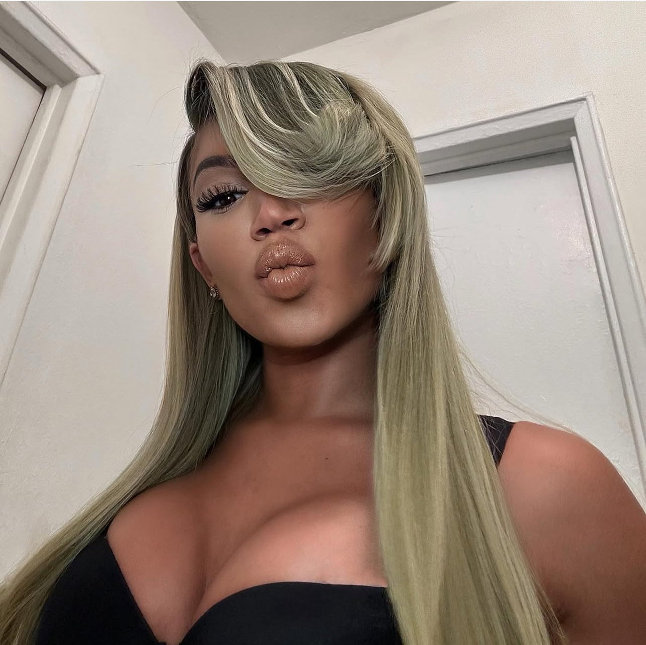 24" Ash Blonde Highlighted Wg